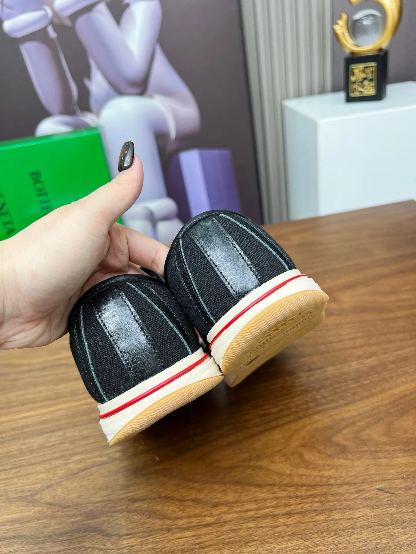 Men's men's shoes 💰500💰 Bottega Veneta BV's latest Eliot series retro basketball shoes casual sports canvas shoes will become gods once it is launched‼ ️ Inspired by retro basketball sneakers, the color combination highlights youthful vitality and perfectly interprets the theme of youth and childlike innocence. The details are also very particular. The summer canvas brings excellent durability and comfort. Designs such as calfskin trim, rubber toe caps and hand-painted retro red lines are full of retro feel. The round toe and convex sole add a modern feel and are suitable for various styles. Easily create a fashionable atmosphere. The upper foot is the focus...can be worn as a couple's shoes...The red lines on each shoe edge are hand-painted, which adds more taste and attitude! ✦Fabric: Original customized high-density canvas + cowhide ✦Inner: original customized breathable canvas ✦Insole: movable latex cowhide insole ✦Sole: original molded non-slip and wear-resistant TPU material ✦Sole thickness: 3cm, low-profile, single shoe ✦Number of sizes: female size 35--40, female 40 is customized and non-returnable❕ ✦Number: male size 39--45, male 45 is customized and non-returnable❗️
